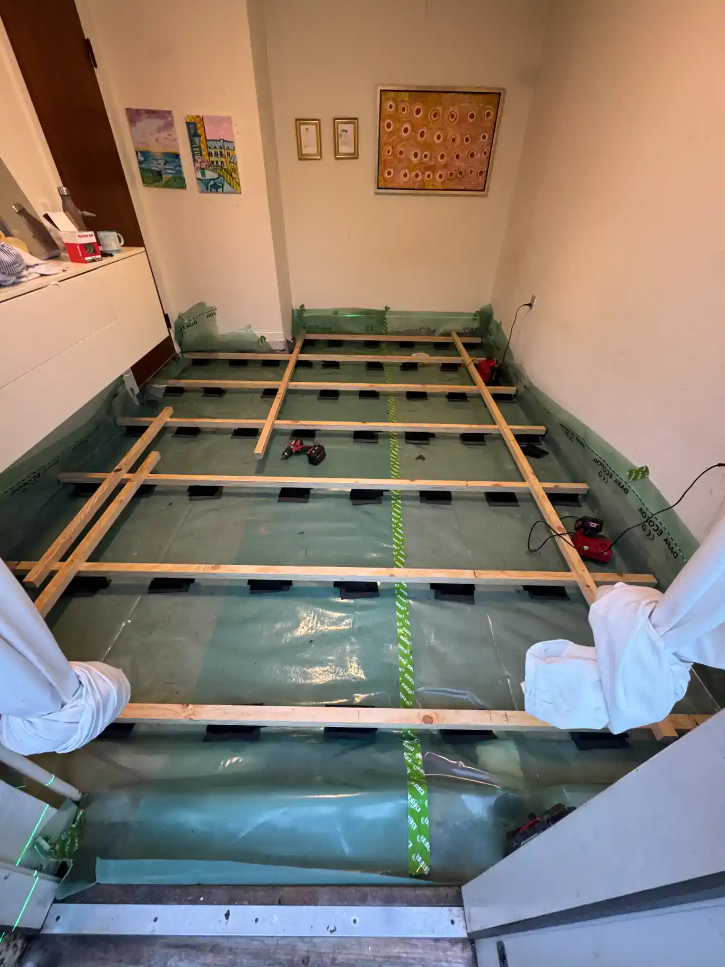 Renovering af badeværelse med nyt trægulv og gulvvarme.