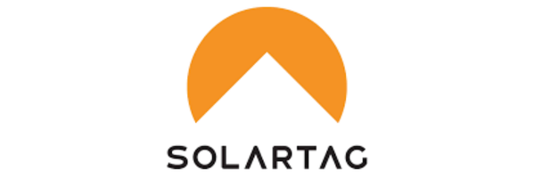 Solartag på Grønkjær & Madsen ApS bygning, energieffektivt tag med solcellepaneler.
